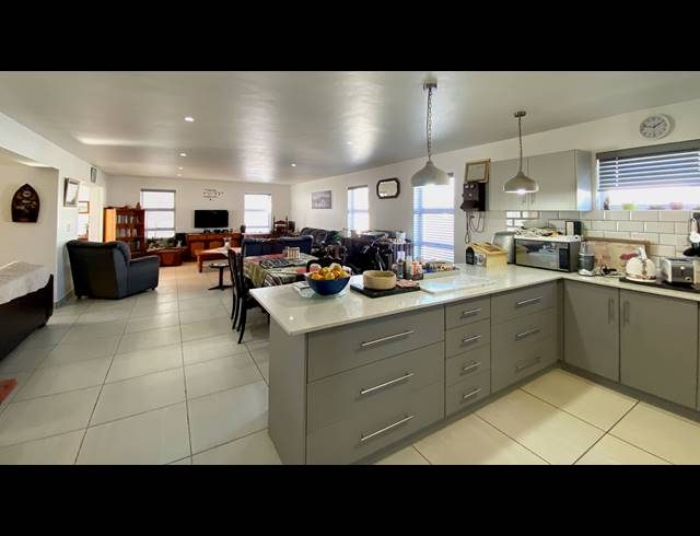 4 BEDROOM HOUSE FOR SALE IN DWARSKERSBOS